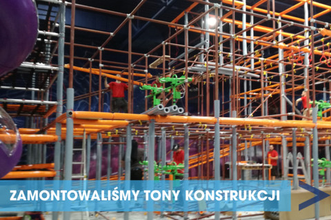 montaż rusztowań w kosmicznej sali zabaw Airo w Warszawie