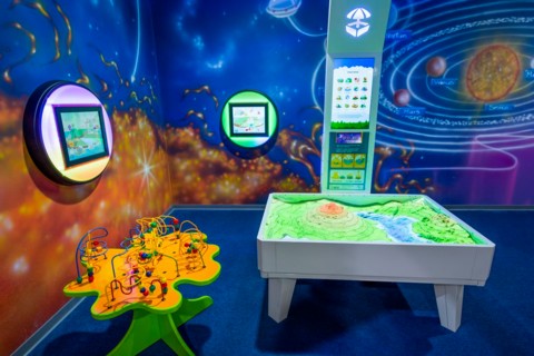 Strefa interaktywna ze stołem w Airo Space Kids w Warszawie