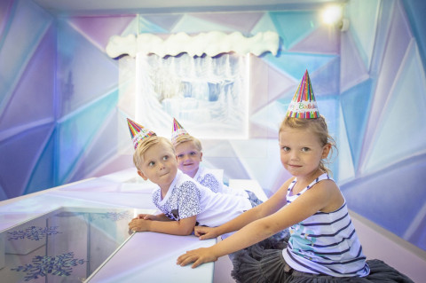 Dzieci czekające na imprezę urodzinową w kosmicznej sali zabaw Airo w Warszawie