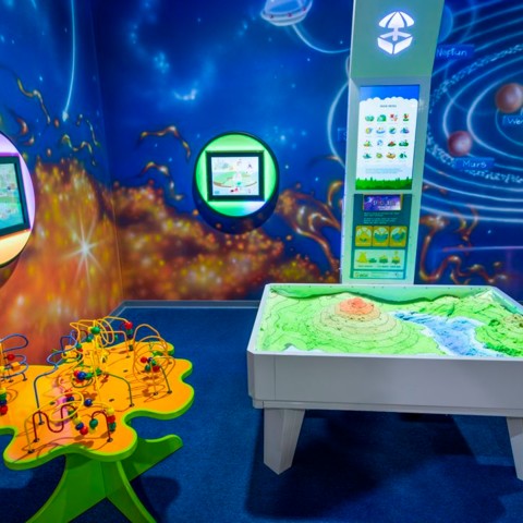 Strefa interaktywna ze stołem w Airo Space Kids w Warszawie